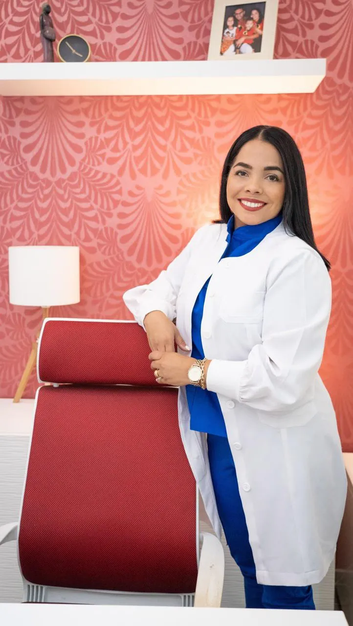 Dra. Elida Fontana en su consultorio, junto a la foto de su familia